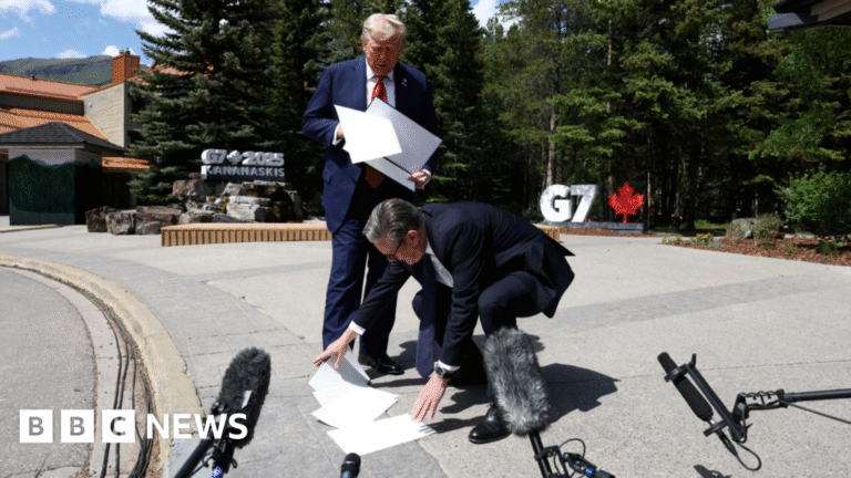 Starmer picked up papers to avoid security stepping in